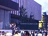 Expo 67: pavillons Tchécoslovaquie, Chine, Birmanie, Angleterre. Foules et files interminables de touristes, spectacle Steel Drums, monorail, restaurant, quelques beaux plans de foules