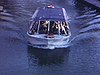 Expo 67: péniche de visiteurs, pavillons divers dont Kodak et Radio-Canada, métro extérieur, Canada, France, touristes en pause près d'une fontaine, Grande-Bretagne (avec longue file de visiteurs) Thématiques, monorail, Yougoslavie, grande scène, etc.
