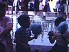 Expo 67: enfants. Trois fillettes mangent de la barbapapa assises près d'une fontaine.