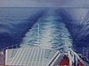Sillage de l'eau derrière le paquebot Le France et paysages de la côte des Antilles