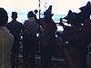 Des musiciens exotiques amusent les touristes en Haïti, un groupe de religieuses missionnaires posent