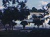 Haïti: paysages, quartiers hoteliers, jardins, femmes portant des cabas sur la tête et des touristes qui partent en petit bus.