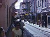 Rues du centre-ville de Curaçao: autos, boutiques, touristes et autochtones, puis une sculpture contemporaine et diverses vues des quartiers résidentiels, plantes exotiques.