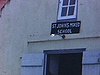Barbades: pancarte sur une maision «St-John's Mixed School». puis l'école avec des jeunes écoliers noirs en costumes et en rang qui entrent en classe - beau plan