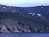 Paysages exotiques et villes de la côte en panoramique (filmé du pont du paquebot) aux Antilles