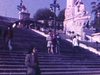 Grand escalier et couples de touristes (probablement à Marseille), puis vues du port et des navires et bâtiments, docks, voiliers, hôtels