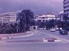 Bord de mer, palmiers, gros hôtels à Cannes (France), sans doute, et quelques villes du bord de la Méditerranée