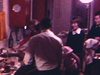 Fête de famille: tout le monde homme et femmes de tous âges s'affairent à laver la vaisselle au jour de l'An