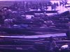 Afrique: Dahomey - pirogues dans un port de village de huttes pauvres; on suit les pirogues sur l'eau, tendent des filets, huttes sur pilotis peu touristiques