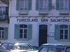 Suisse: entrée du funiculaire San Salvatore dans une ville. Paysages et rails filmé du funiculaire: lac, ville et montagne