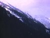 Suisse: paysages de montagnes enneignées, routes sinueuses de montagnes, petits villages, chalets suisses, centres de ski