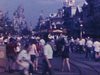 Floride: Walt Disney World: foule de touristes dans les rues près du château, plan du château, les gens s'installent au bord de la rue  pour la parade.