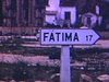 Panneau routier «Fatima 17 km». Puis divers plans de la cathédrale de Fatima et du sanctuaire où les fidèles et les touristes viennent prier (une dame marche sur les genoux autour du sanctuaire)