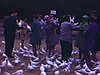 Grande place d'Espagne à Séville: plusieurs images des lieux et des touristes qui nourrissent les nombreux pigeons - deux dames amuées en ont deux ou trois sur la tête et les épaules