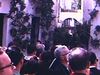 Hôtels, restaurants et ruelles de Séville en Espagne. De nombreuses calèches stationnées près d'une cathédrale, puis divers plans urbains