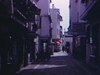 Ruelles de boutiques et de restaurants en Espagne. Des touristes devant leur hôtel, puis sur la terrasse d'un restaurant