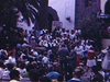 Gros orchestre de guitaristes et chanteurs espagnols avec danseuses et danseur pour touristes des Îles Canaries. Vue aérienne globale d'une grande ville
