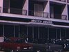 Voyage en Europe: entrée d'un motel en Grèce, affiche indiquant la ville «Kalabaka», paysage. Une dame se promène sur la route avec des ânes qui trainent du matériel, touristes visitent des lieux touristiques