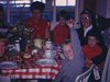 Repas de famille au chalet, années 60, religieuses, parents, enfants, Belle scène de table avec lac en arrière plan par la fenêtre - beau plan