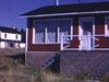 Chalet à Port au Persil, deux femmes discutent sur le balcon, vue du chalet et paysage environnant, plan d'ensemble de la route