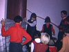 Noël, années 60, pêche de cadeaux surprises derrière un drap pour les enfants. déballent leurs cadeaux. les enfants sont énervés, excités