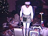 Déballage de cadeaux de Noël. fillettes déballent une poupée dans une bassinette, poupées, plancher jonché de papiers, fillettes jouent avec les poupées
