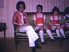 Cinq fillettes (soeurs) assises par ordre de grandeur sur un divan, elles portent toutes un costume folklorique