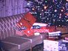 Années 60, cadeaux de Noël emballés sous le sapin, enfants s'amusent avec un chat près de l'arbre de Noël