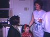 Années 60, femmes et fillets à la cuisine, jasent, rient et fument