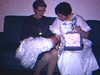 Années 60, bébé naissant à la maison, réception de baptême, famille assise sur le divan regarde le bébé