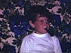 Enfants font des jeux dans la maison, mises en scène, danse.Garçon dans un fauteuil fait semblant de fumer la pipe, grand-mère fait lecture aux enfants (beau plan)