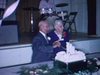 Réception anniversaire de mariage: les grands-parents coupent leur gâteau