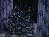 Sapin de Noël décoré, cadeaux en dessous, fillette joue avec ses cadeaux