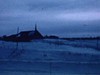 Paysage de campagne, vue sur une église (image sombre)