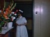 Infirmière au travail (métier) une dame va accoucher, vue sur la chambre, les cadeaux, le mari, etc.