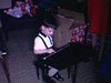 Noël: déballage de cadeaux, garçonnet reçoit un petit piano et il joue avec (beau plan)