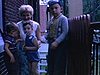 Famille dans quartier ouvrier de Montréal, maman pose sur le balcon avec ses 3 enfants, ils montent en auto, puis posent avec papa sur la galerie  (métier, policier)