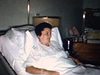 Madame dans sa chambre vient d'accoucher, vue sur la chambre, cadeaux, baiser mari et femme, bébé naissant dans les bras de grand-mère, maman le lave