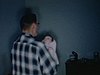Bébé dans bassinette, papa parle à bébé