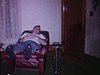 Monsieur se couche sur son fauteuil (la-z-boy)