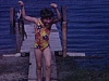 Campagne, bord de lac, papa nettoie poisson, fillette montre les poissons pêchés par son père, 