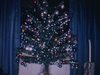 Noël, sapin et cadeaux dessous, bas de Noël rempli sur le bord de la cheminée, parenté arrive et vue sur la table mise pour le réveillon