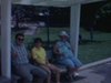 Adultes assis dans un abri sur le bord d'un sentier, se baignent dans la piscine sur le bord de la route, jouent au ping-pong extérieur (camping)