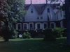 Site touristique (maison cossue), adultes sortent d'une maisonnette, vont se baigner, jouent au ping-pong, buffet à l'extérieur, mangent aux tables de pique-nique