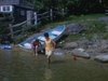 Famille à la plage au bord d'un lac, sur le quai, à la campagne