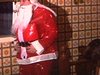 Père Noël en cuirette avec oreiller comme bedaine, distribue des cadeaux, déballage, cadeaux d'adultes, souper de famille, danse en couples