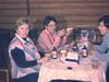 Une femme se brosse les dents, un homme boit de la bière
