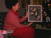Noël ou jour de l'An 1972. mère reçoit un cadre représentant des oiseaux, famille au salon,  enfants jouent à Operation (jeu) , repas en famille, danse en couples