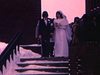 Mariage en hiver, années 70. sortie de l'église, mariés descendent les marches enneigées, réception à la maison, cadeaux, table d'honneur, baiser, tables des invités, danse des mariés, une jeune femme danse avec un bébé fille