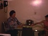 Maman joue aux cartes avec sa fille, adolescente fait des singeries dans la maison, au salon, dans sa chambre, dans la cuisine, etc.